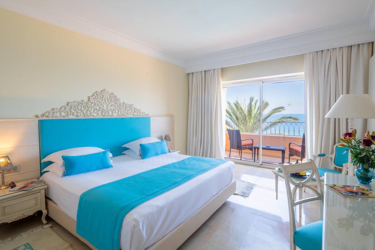 Deluxe Room, 1 King Bed | Premium bedding, minibar, in-room safe, laptop workspace