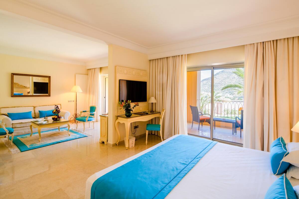 Senior Suite, 1 King Bed | Premium bedding, minibar, in-room safe, laptop workspace