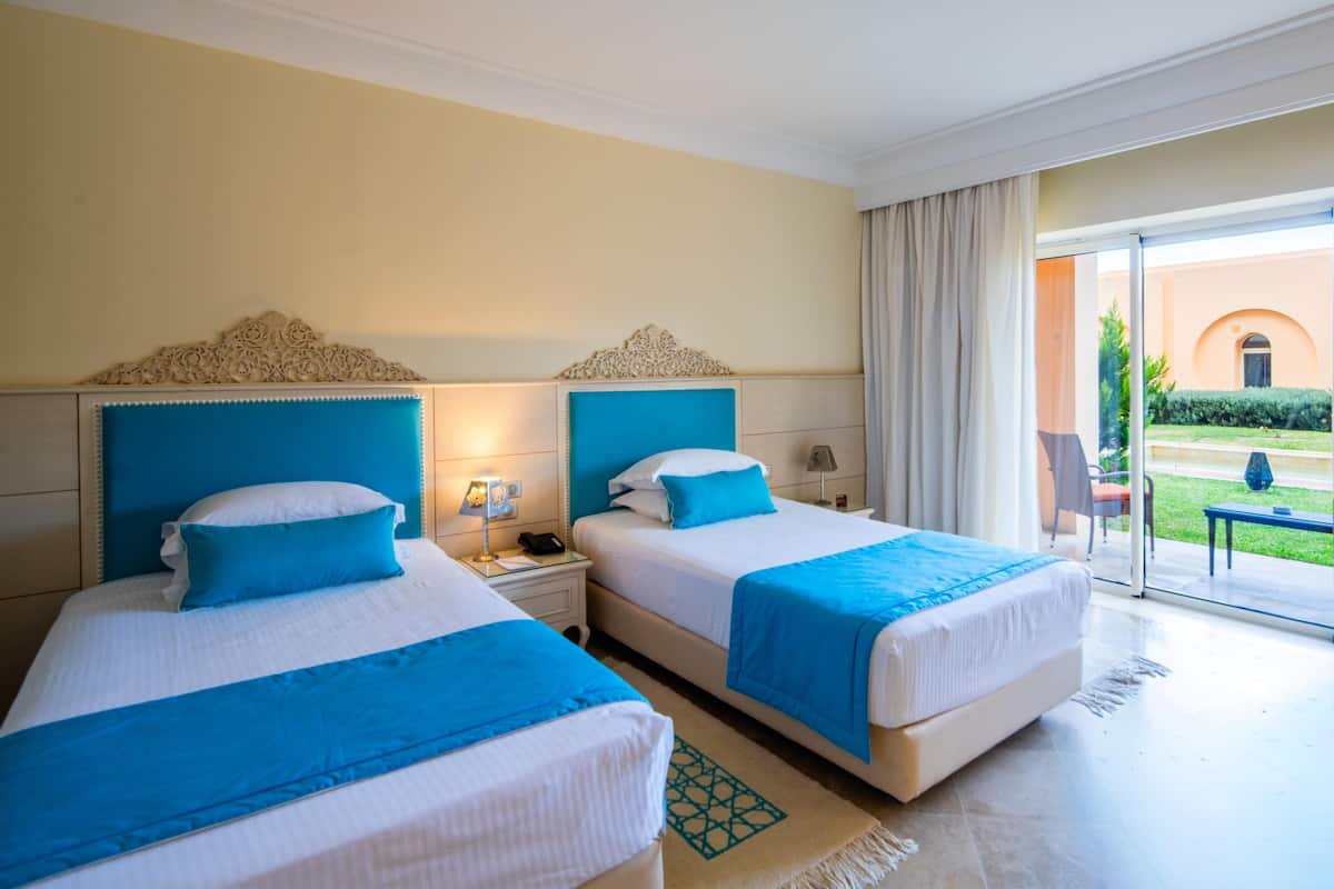 Superior Room, 2 Single Beds | Premium bedding, minibar, in-room safe, laptop workspace