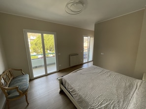 4 bedrooms, iron/ironing board, travel cot, free WiFi
