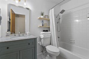 Badkar/dusch, hårtork, handdukar och tvål