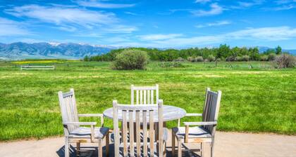 Quiet Country Living Close to Amenities