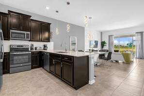 Fridge, microwave, oven, stovetop - 2 Bedrooms/ 2 Bathrooms/ Champions Gate (9341 SH) (Davenport)