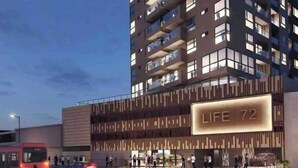 Un edificio moderno con un cartello che riporta la scritta "LIFE 72".