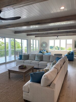 Smart TV, caminetto, videogiochi, tavolo da calcetto