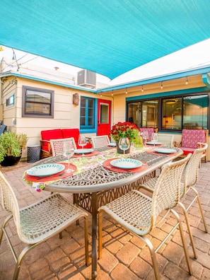 Outdoor dining - Sunny Historic Cottage+Wineries+Outdoor Living+Verde Train+Holiday Availability (Clarkdale)