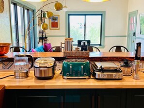 Interior - Sunny Historic Cottage+Wineries+Outdoor Living+Verde Train+Holiday Availability (Clarkdale)