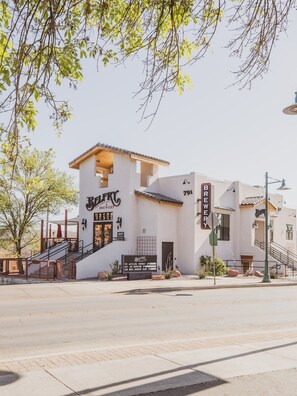Exterior - Sunny Historic Cottage+Wineries+Outdoor Living+Verde Train+Holiday Availability (Clarkdale)