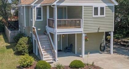 Bright 3 bedroom-2 bath-Close to beach and shops-Bikes included