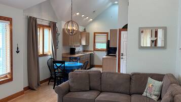 TV connectée, livres, chaîne hi-fi