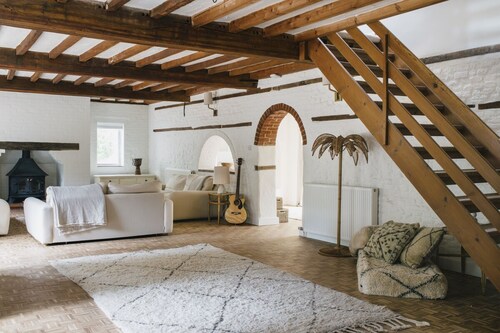 Luxury Countryside Retreat House with Hot Tub, Yoga Studio & Fire Pit