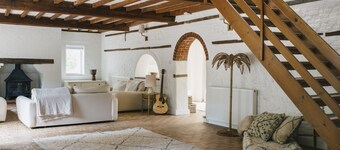 Luxury Countryside Retreat House with Hot Tub, Yoga Studio & Fire Pit