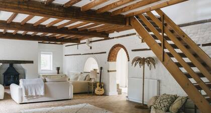 Luxury Countryside Retreat House with Hot Tub, Yoga Studio & Fire Pit