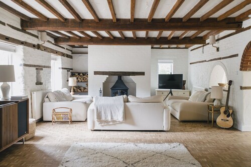 Luxury Countryside Retreat House with Hot Tub, Yoga Studio & Fire Pit