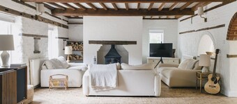 Luxury Countryside Retreat House with Hot Tub, Yoga Studio & Fire Pit