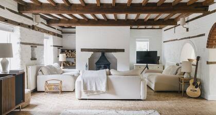 Luxury Countryside Retreat House with Hot Tub, Yoga Studio & Fire Pit