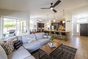 Smart TV, chimenea, futbolito, mesa de ping pong