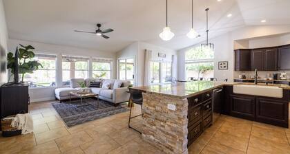 Family Retreat: 5BR, Heated Pool, Games & Hot Tub