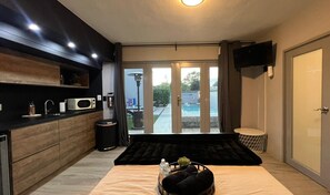 5 chambres, bureau, fer et planche à repasser, lit parapluie