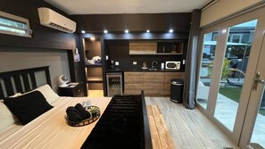 5 bedrooms, desk, iron/ironing board, travel crib