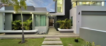 Utopia Luxury Villa - Private Pool, Hydromassage Jacuzzi & Near Amazing Beaches