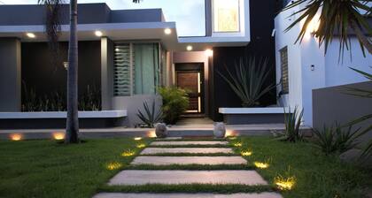 Utopia Luxury Villa - Private Pool, Hydromassage Jacuzzi & Near Amazing Beaches