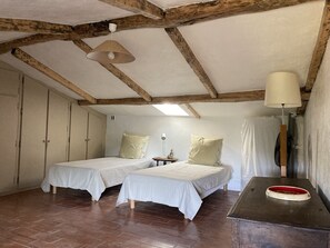 3 slaapkamers, een strijkplank/strijkijzer, gratis wifi, beddengoed