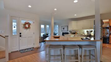 Køleskab, mikrobølgeovn, ovn, kogeplade