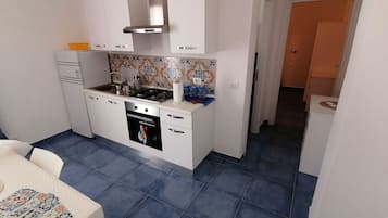 Réfrigérateur, four, plaque de cuisson, cafetiÚre/bouilloire