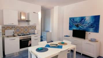 Réfrigérateur, four, plaque de cuisson, cafetiÚre/bouilloire