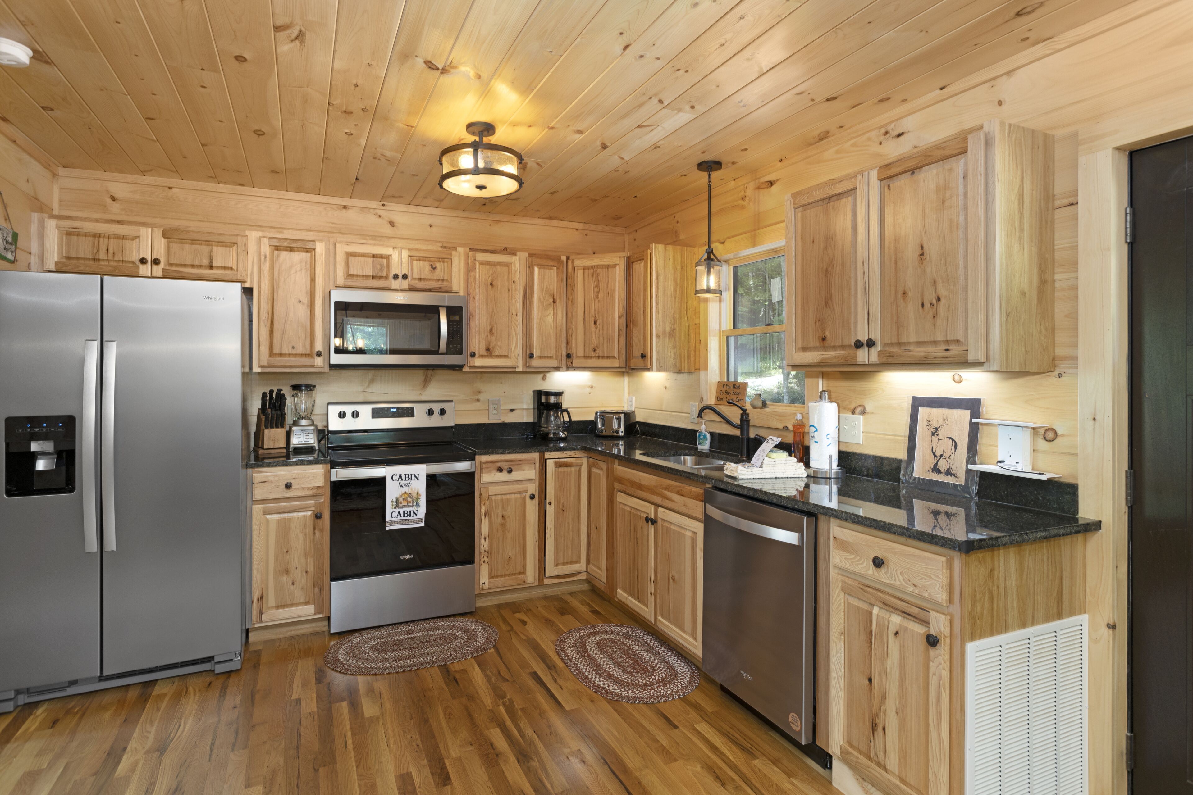 冷蔵庫、電  子レンジ、オーブン、コンロ