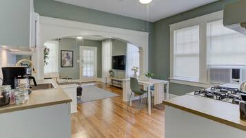 Kjøleskap, mikrobølgeovn, ovn og kokeplater