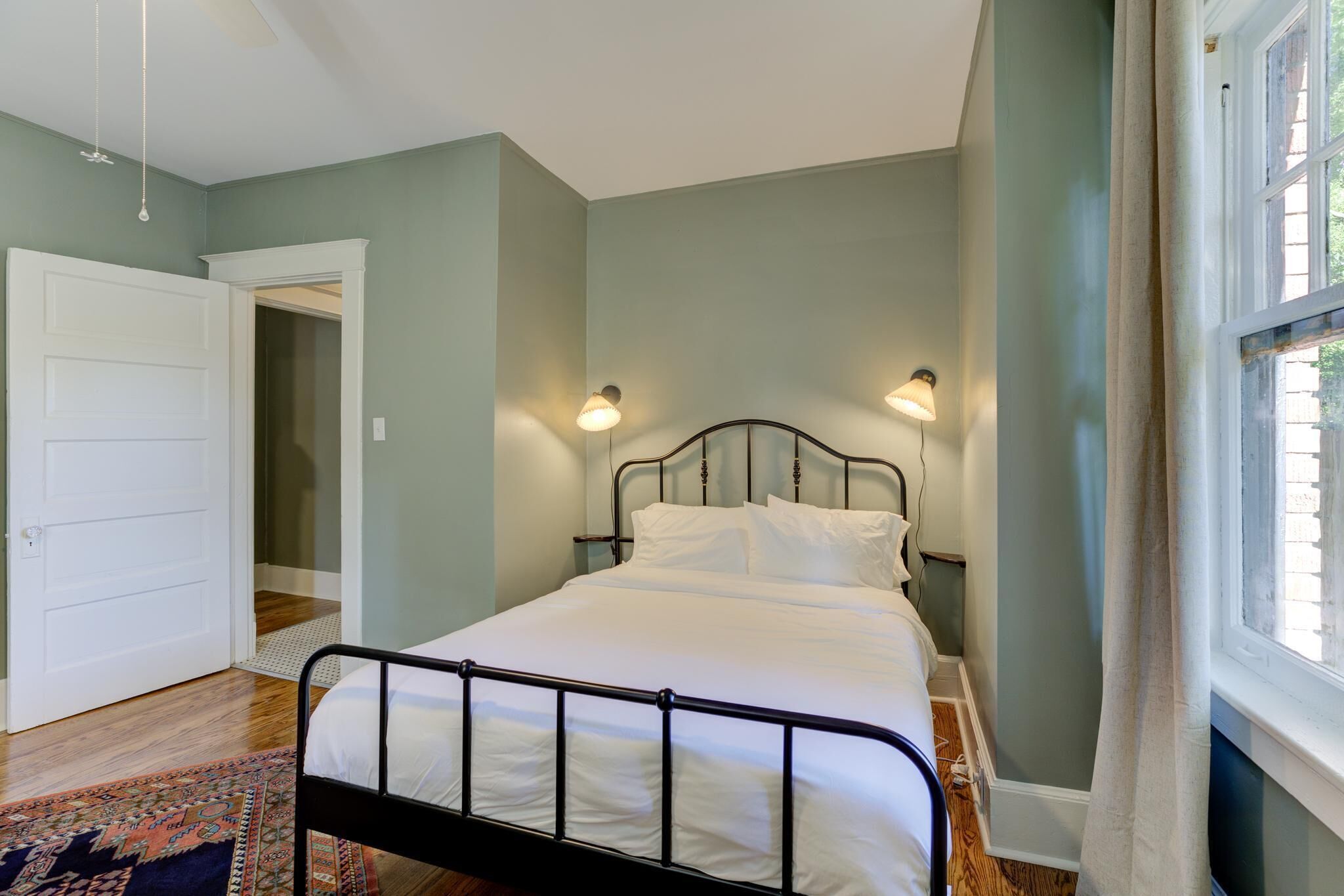 Serene and Stylish Classic Apartment in Midtown!