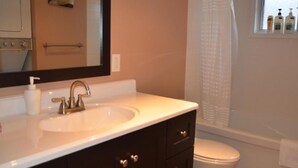House | Bathroom - Scarborough East (Toronto)
