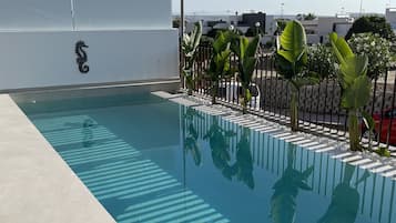 Utomhuspool och uppvÀrmd pool