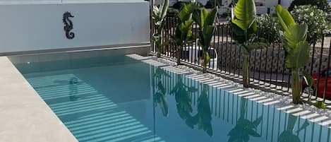 Utomhuspool och uppvärmd pool