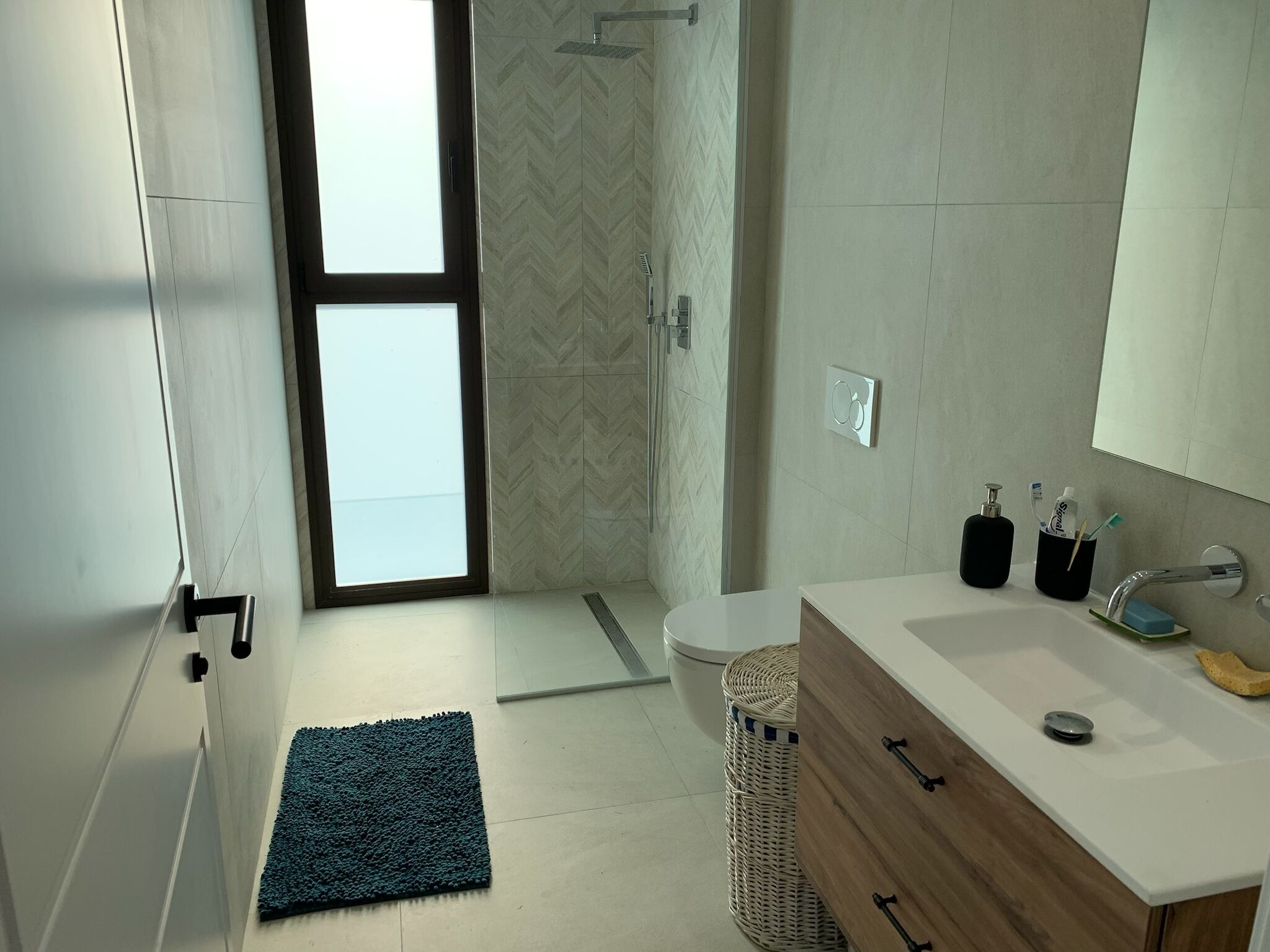 Een douche, een haardroger, handdoeken