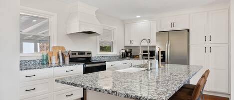 Kjøleskap, mikrobølgeovn, ovn og kokeplater