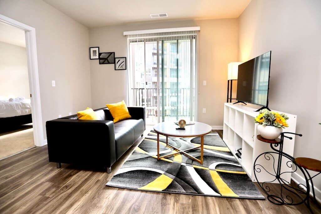 Elegant Deluxe with pool, Fairfax  Free Parking