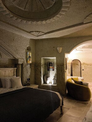 Honeymoon-Zimmer | Hochwertige Bettwaren, Minibar, individuell eingerichtet