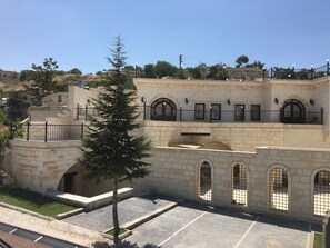 A historic building with arched windows and a stone facade. - Nujel'm Cappadocia (Ürgüp)