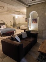 Honeymoon Room | Premium bedding, minibar, individually furnished, laptop workspace