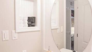 Ducha y bañera combinadas, secador de pelo y toallas