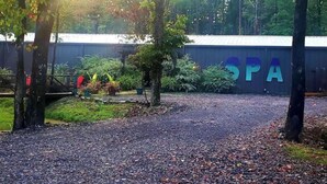 L'entrée d'un spa, avec un chemin de gravier et des plantes en pot.