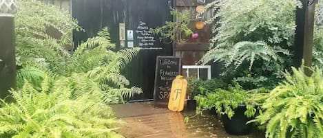 المنطقة المحيطة بالمنشأة