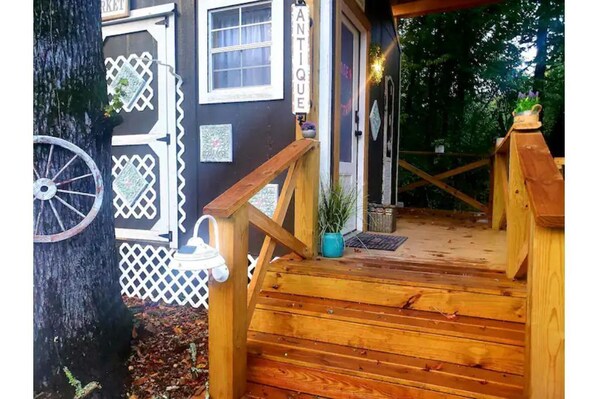 Exterior detail - HOCHATOWN OK Hotel ENCHANTED'S ROSE COTTAGE (Broken Bow)