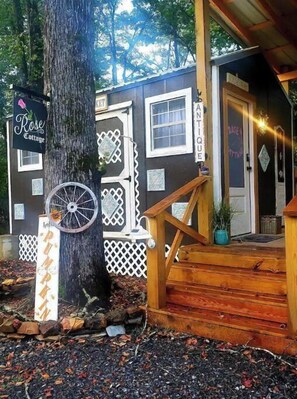 Exterior detail - HOCHATOWN OK Hotel ENCHANTED'S ROSE COTTAGE (Broken Bow)