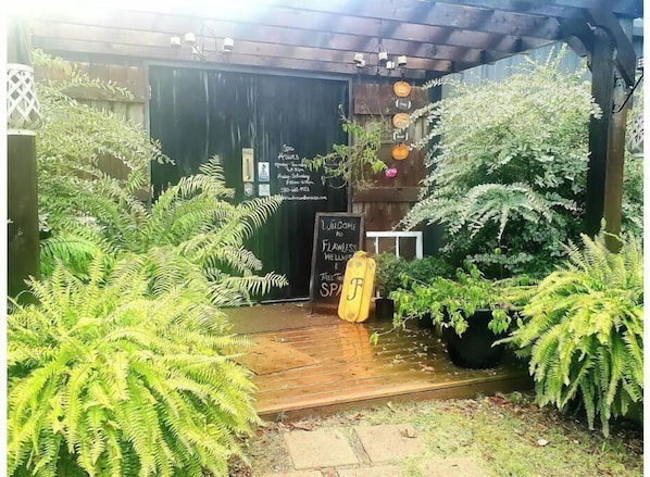 Property grounds - HOCHATOWN OK Hotel ENCHANTED'S ROSE COTTAGE (Broken Bow)