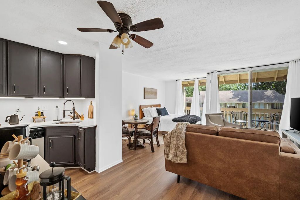 Couples/ Golfers welcome to the studio by the Bay.