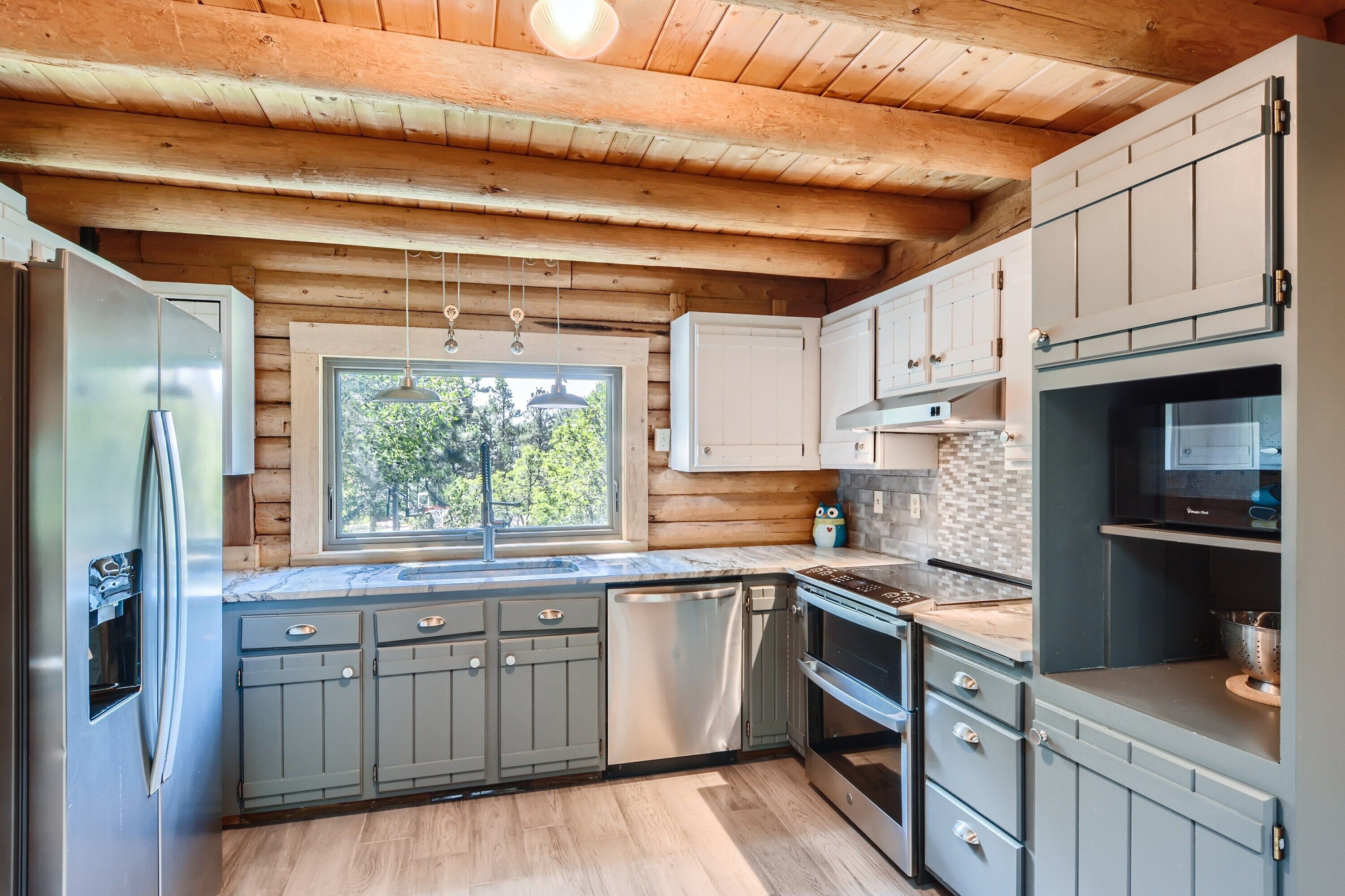 Private and Cozy 4bd/2.5ba Cabin w/ Hot Tub